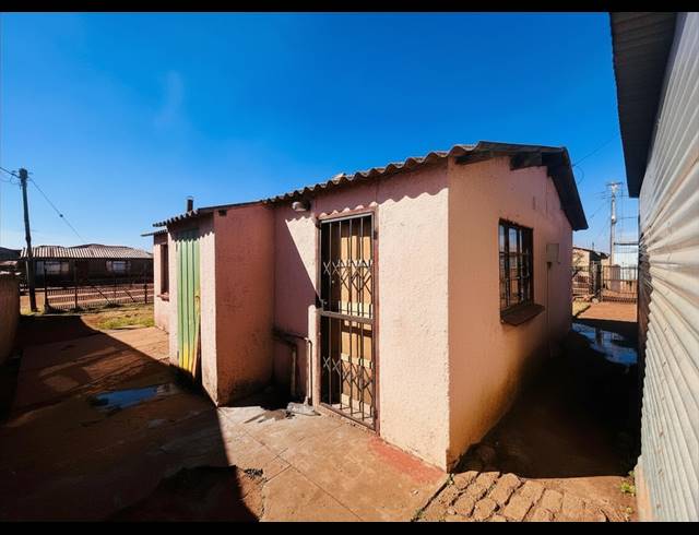 2 BEDROOM HOUSE FOR SALE IN SEBOKENG ZONE 12
